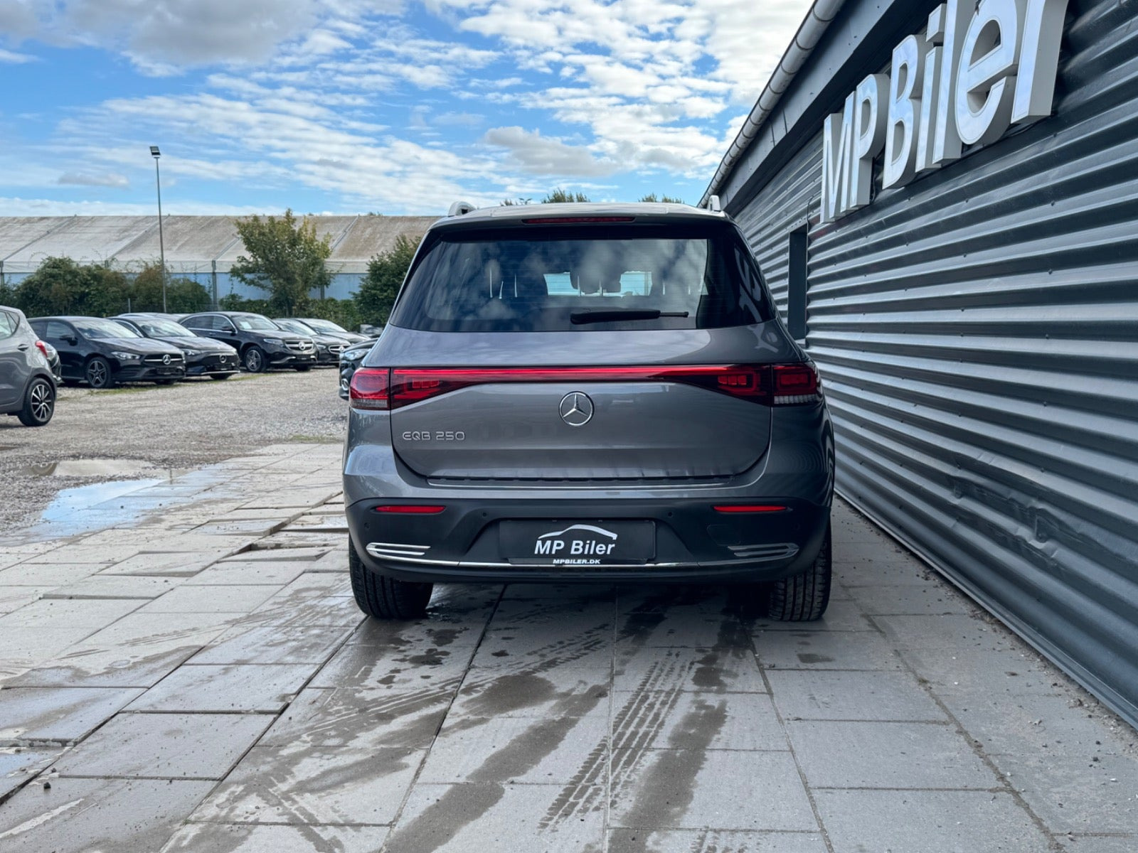 Grå Mercedes EQB250 fra 2023