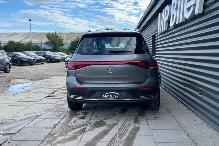 Grå Mercedes EQB250 fra 2023