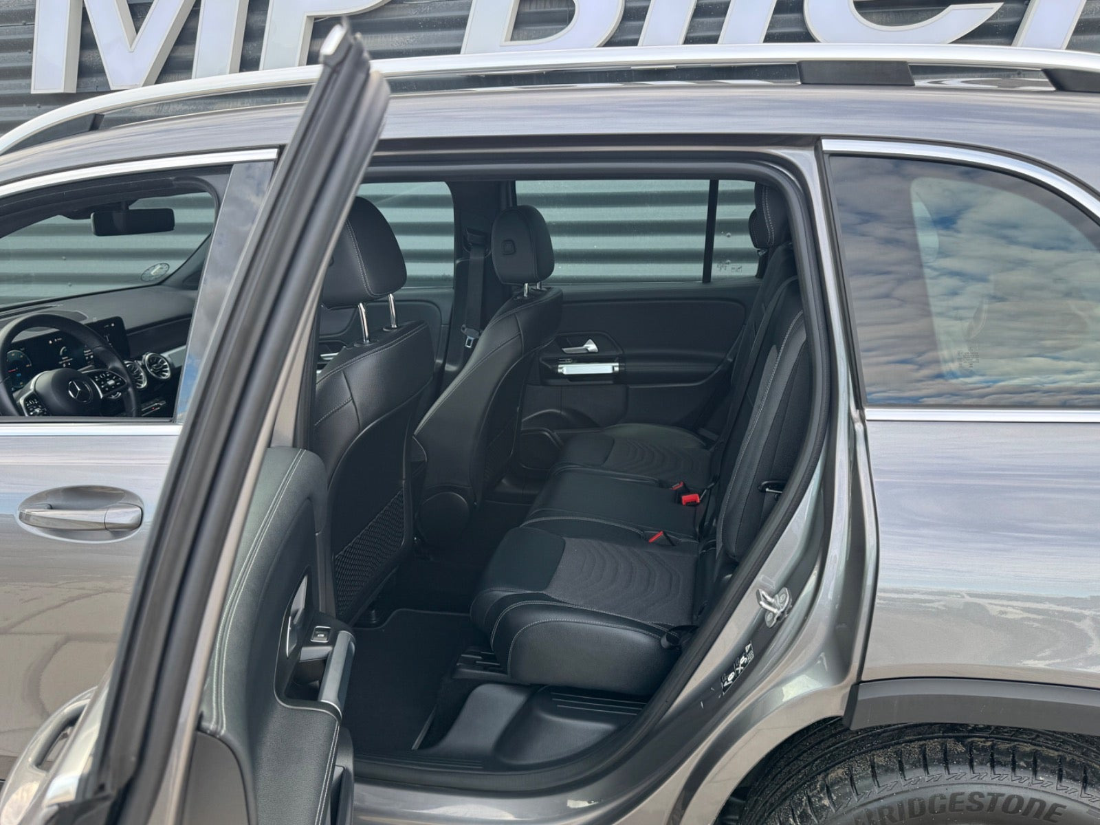 Grå Mercedes EQB250 fra 2023