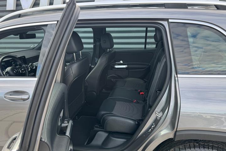 Grå Mercedes EQB250 fra 2023