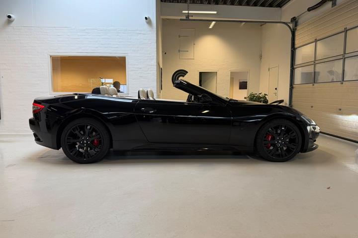Sort Maserati GranCabrio fra 2015