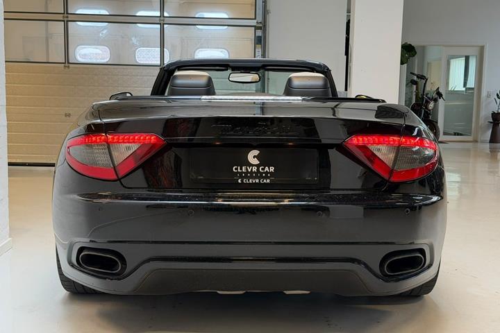 Sort Maserati GranCabrio fra 2015