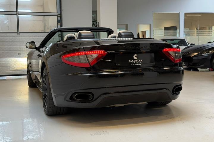 Sort Maserati GranCabrio fra 2015