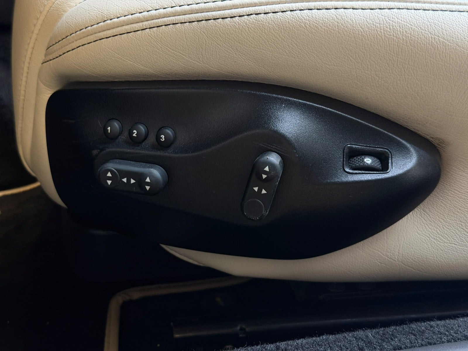 Sort Maserati GranCabrio fra 2015