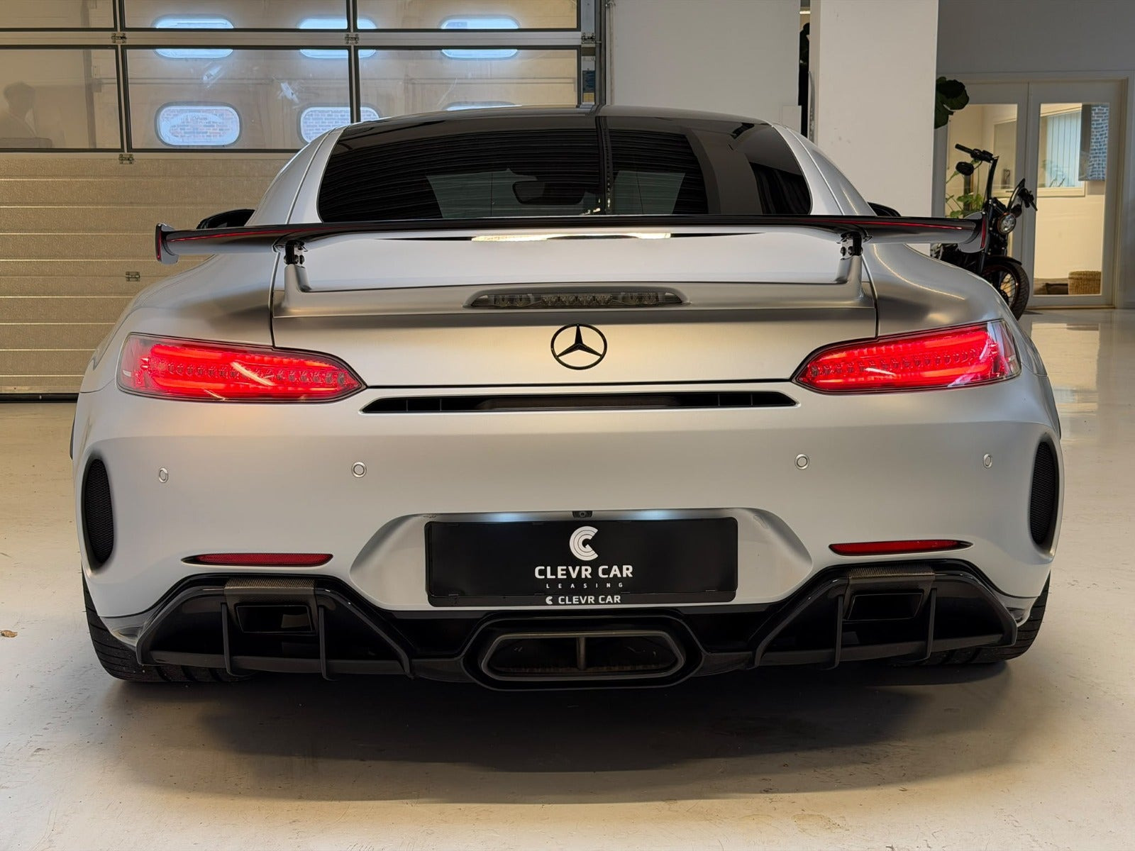 Sølv Mercedes AMG GT R fra 2018