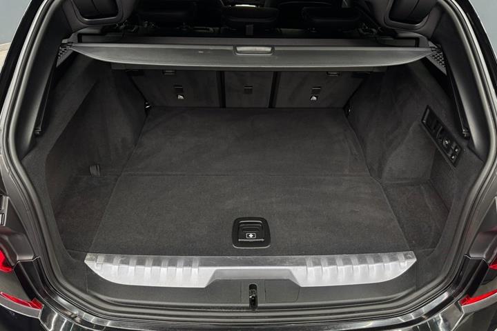 Sort BMW 330e fra 2020