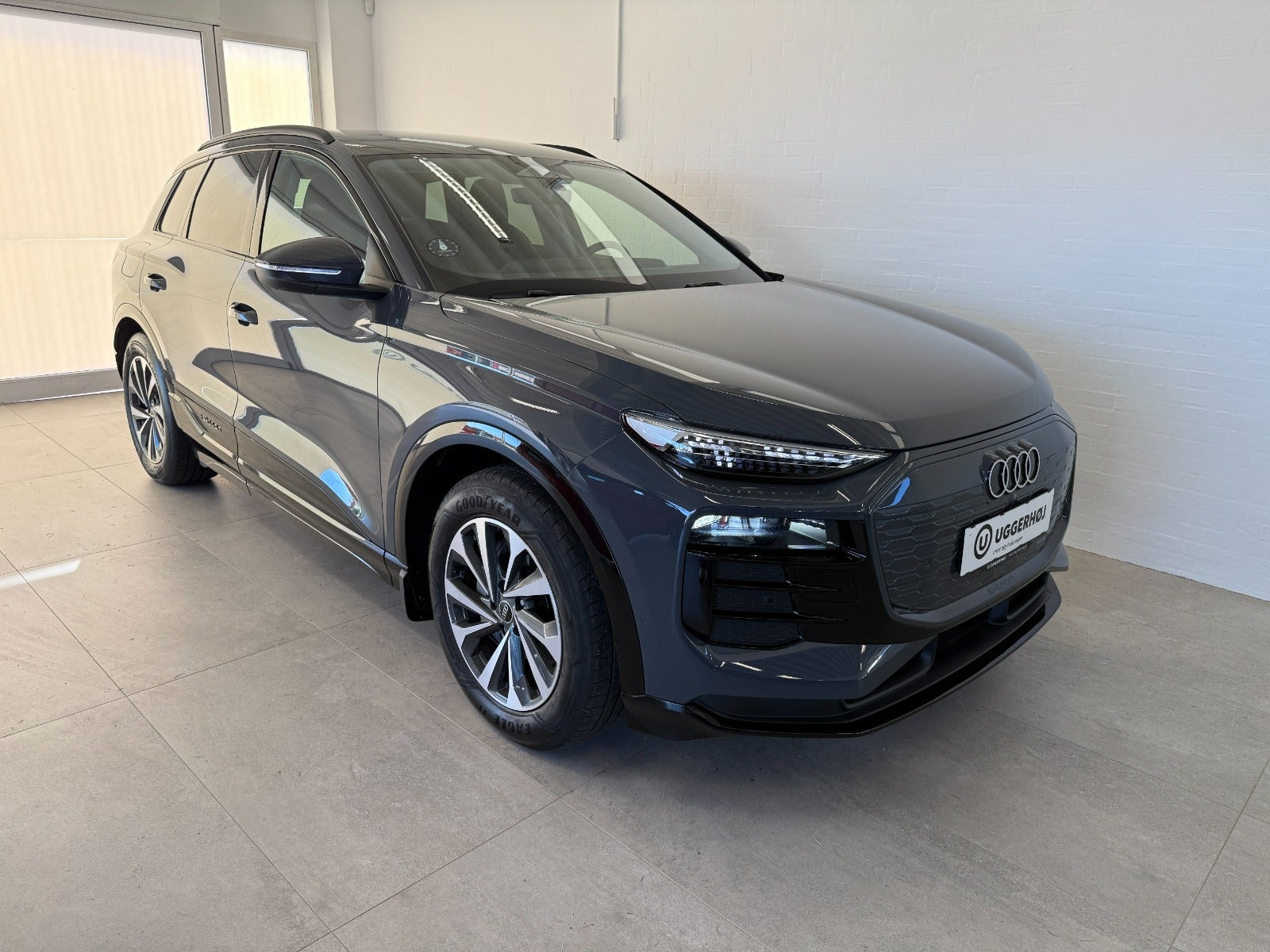 Grå Audi Q6 e-tron fra 2025