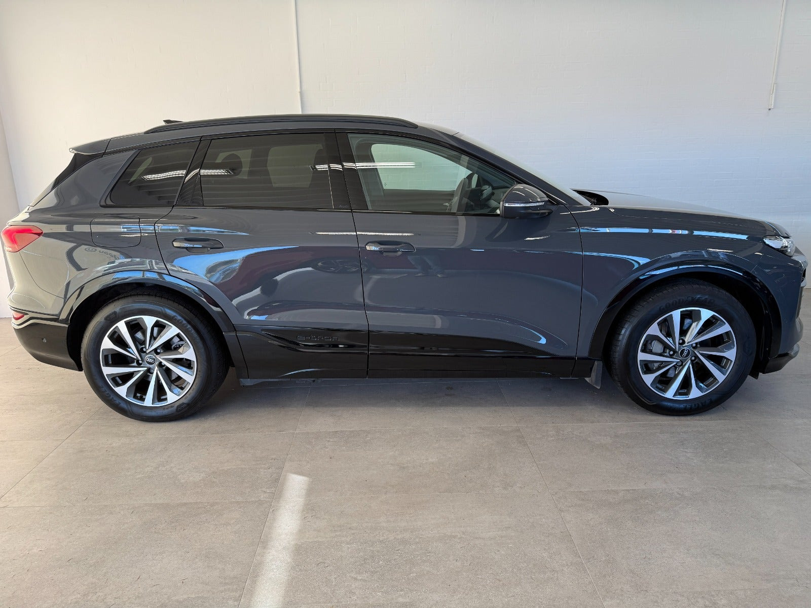 Grå Audi Q6 e-tron fra 2025