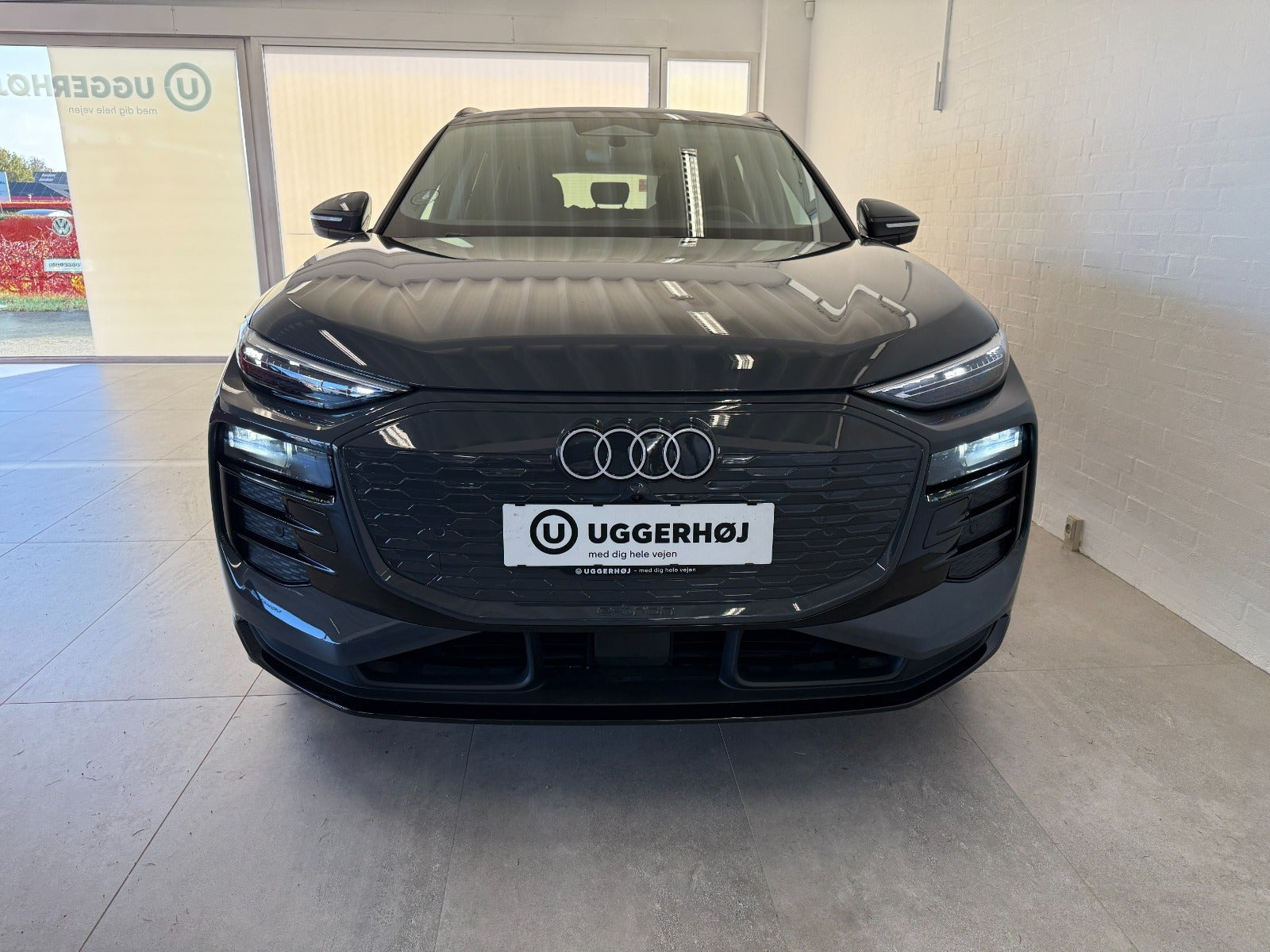 Grå Audi Q6 e-tron fra 2025
