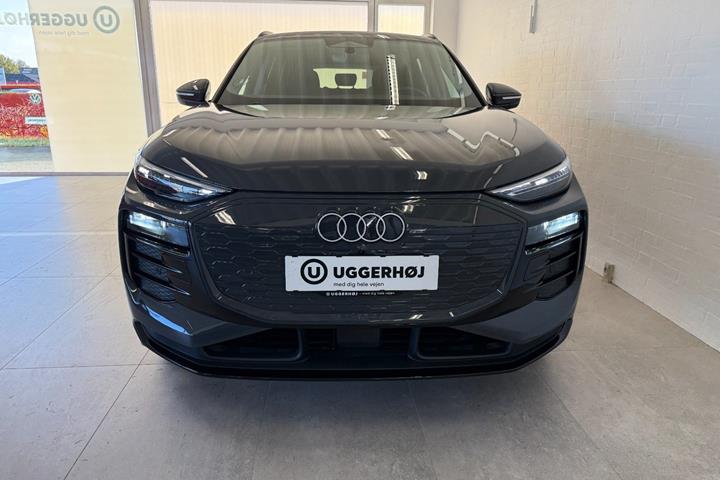Grå Audi Q6 e-tron fra 2025