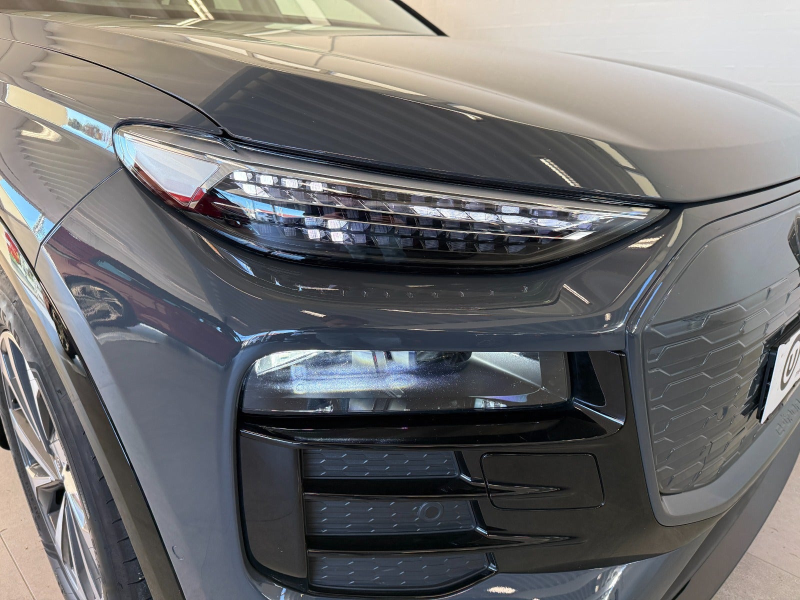 Grå Audi Q6 e-tron fra 2025