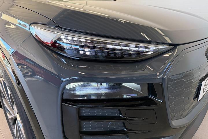 Grå Audi Q6 e-tron fra 2025