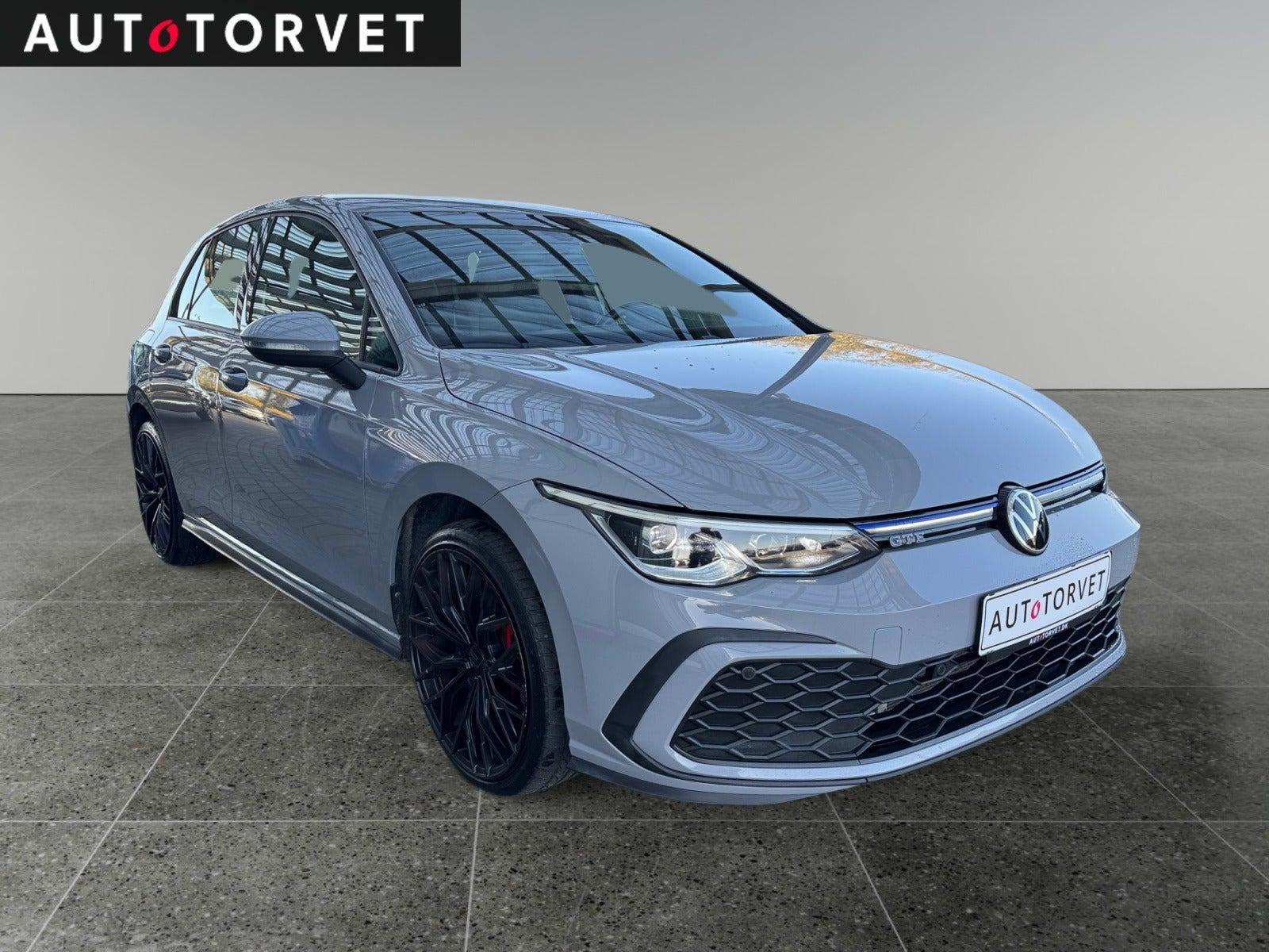 Grå VW Golf VIII fra 2021