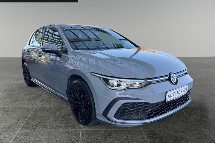 Grå VW Golf VIII fra 2021