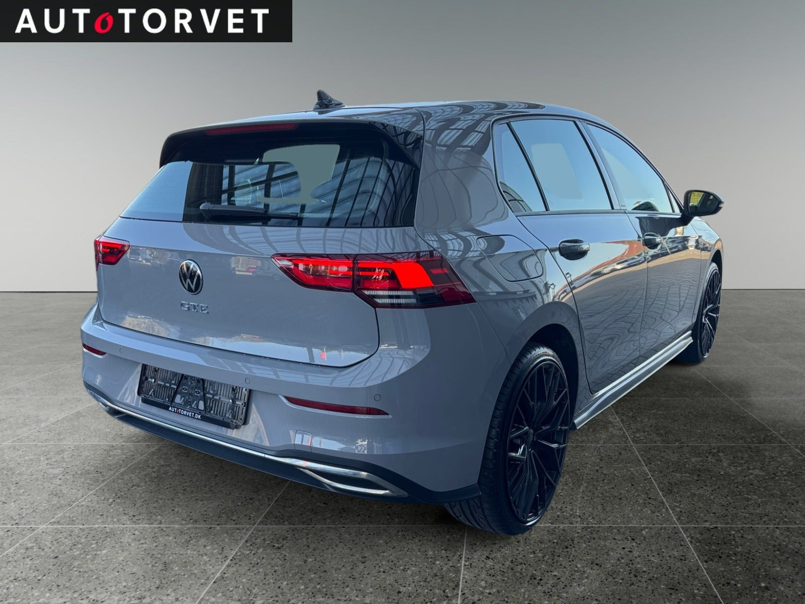 Grå VW Golf VIII fra 2021