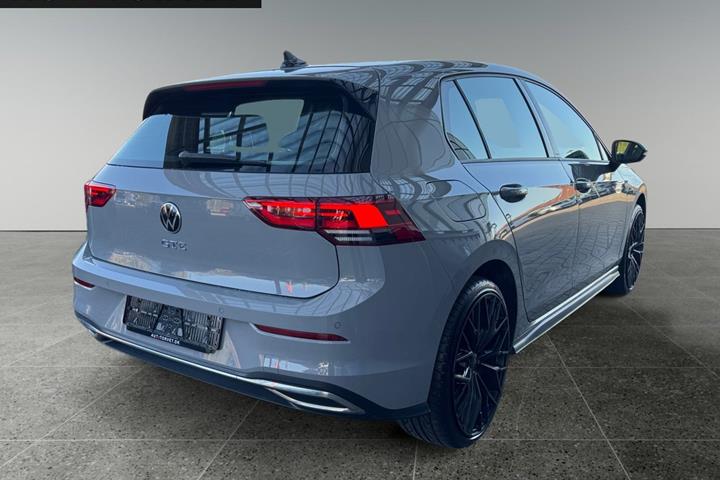 Grå VW Golf VIII fra 2021