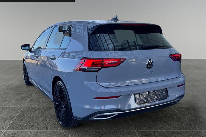 Grå VW Golf VIII fra 2021