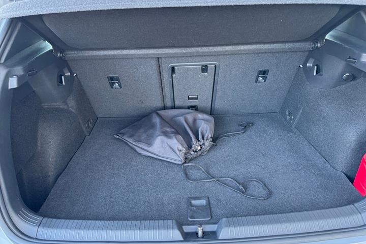 Grå VW Golf VIII fra 2021