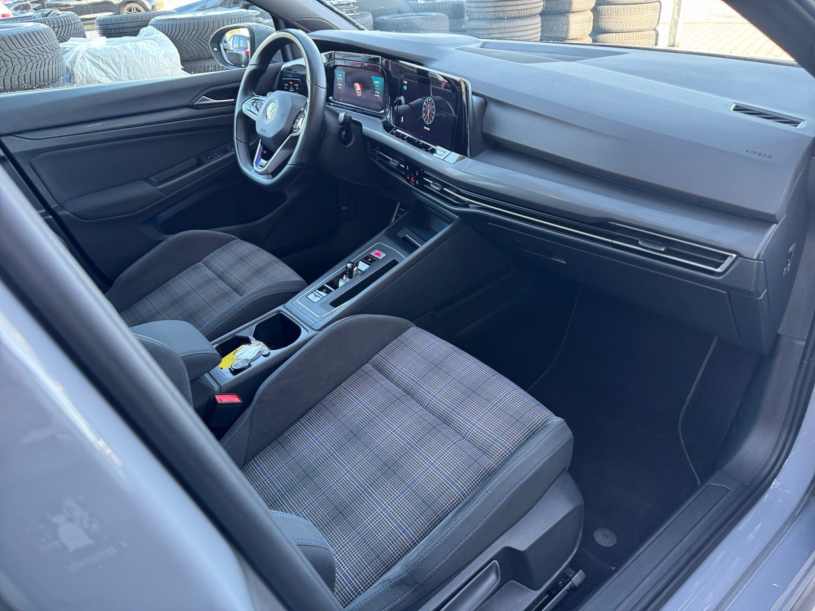 Grå VW Golf VIII fra 2021