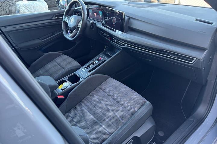 Grå VW Golf VIII fra 2021