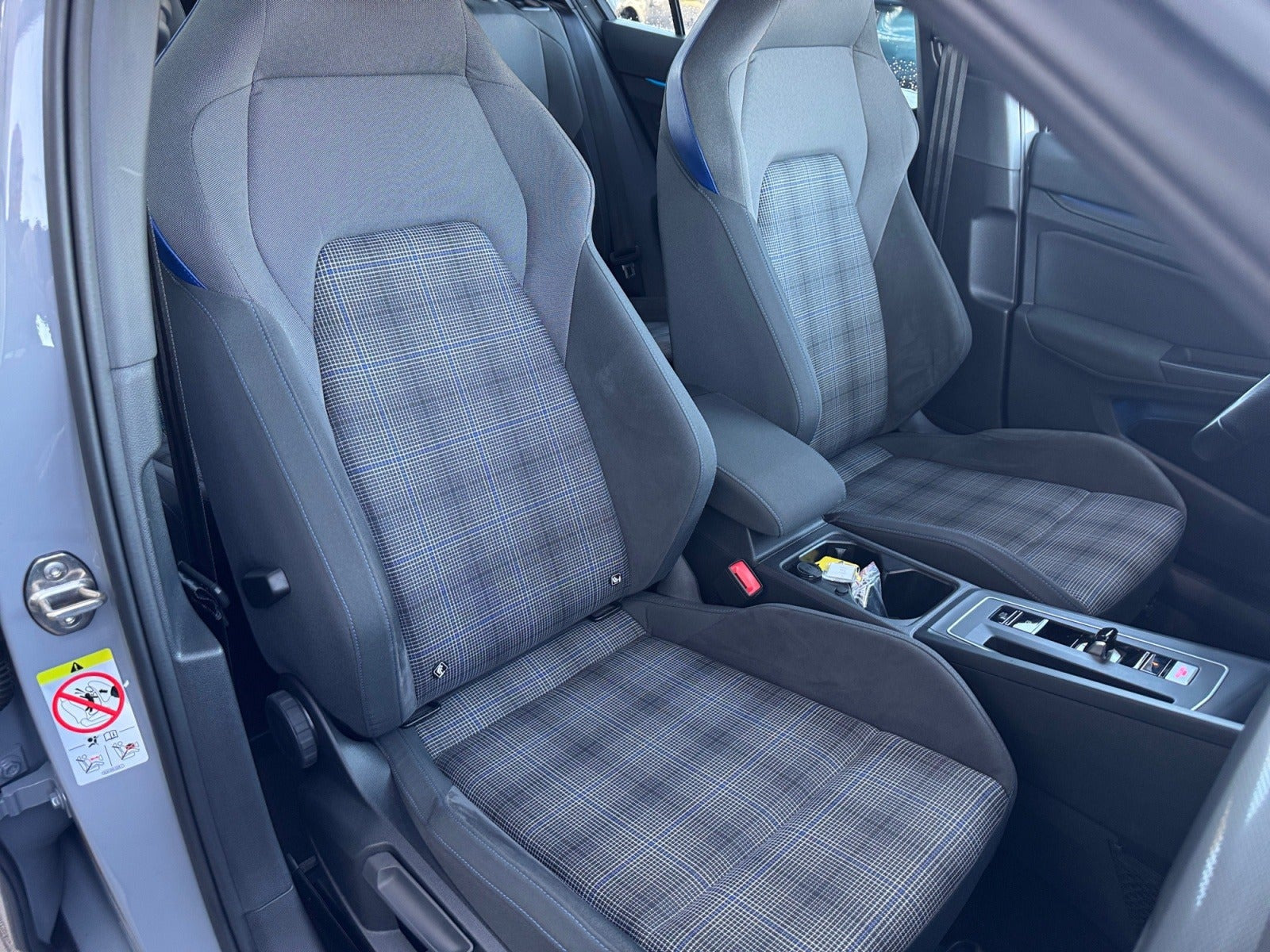 Grå VW Golf VIII fra 2021
