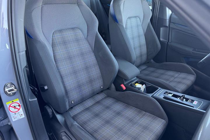 Grå VW Golf VIII fra 2021