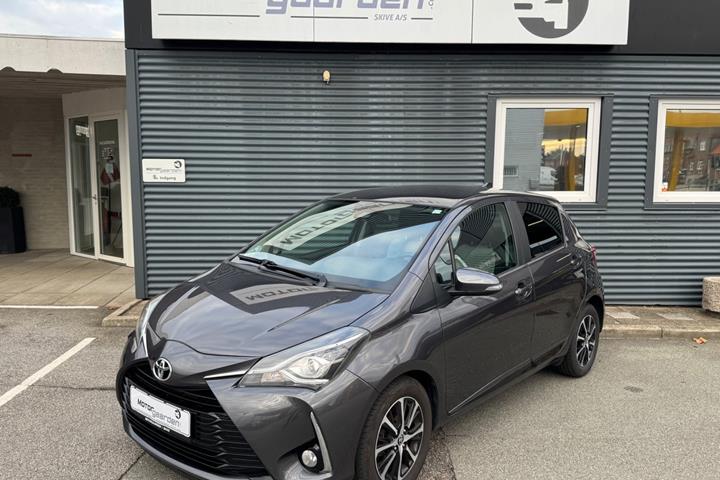 Grå Toyota Yaris fra 2020
