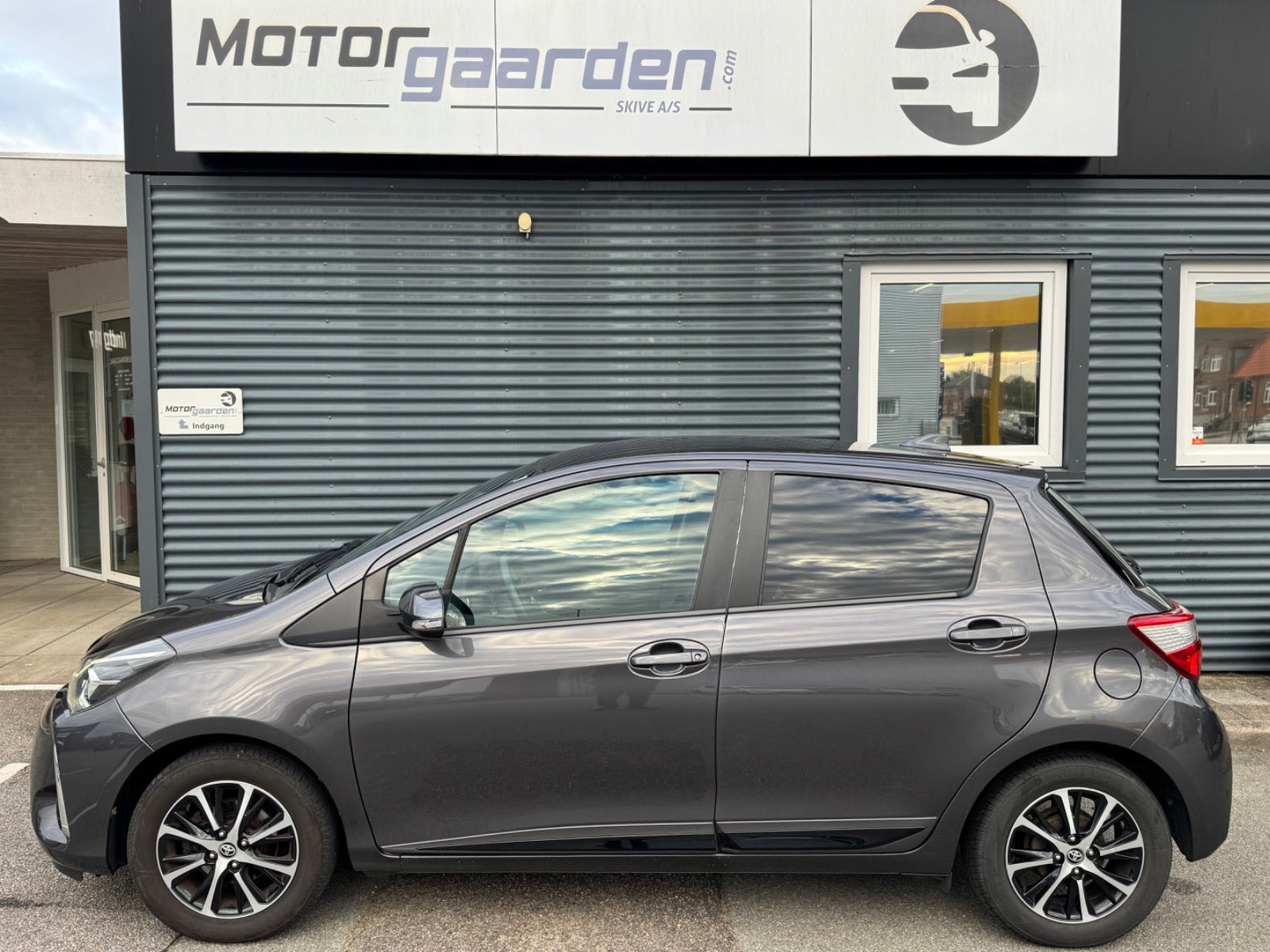 Grå Toyota Yaris fra 2020