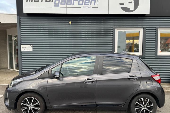 Grå Toyota Yaris fra 2020