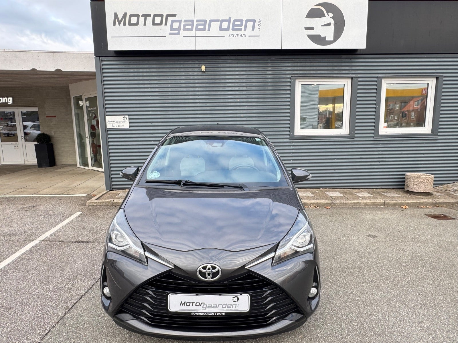 Grå Toyota Yaris fra 2020