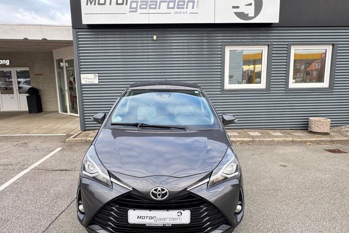 Grå Toyota Yaris fra 2020