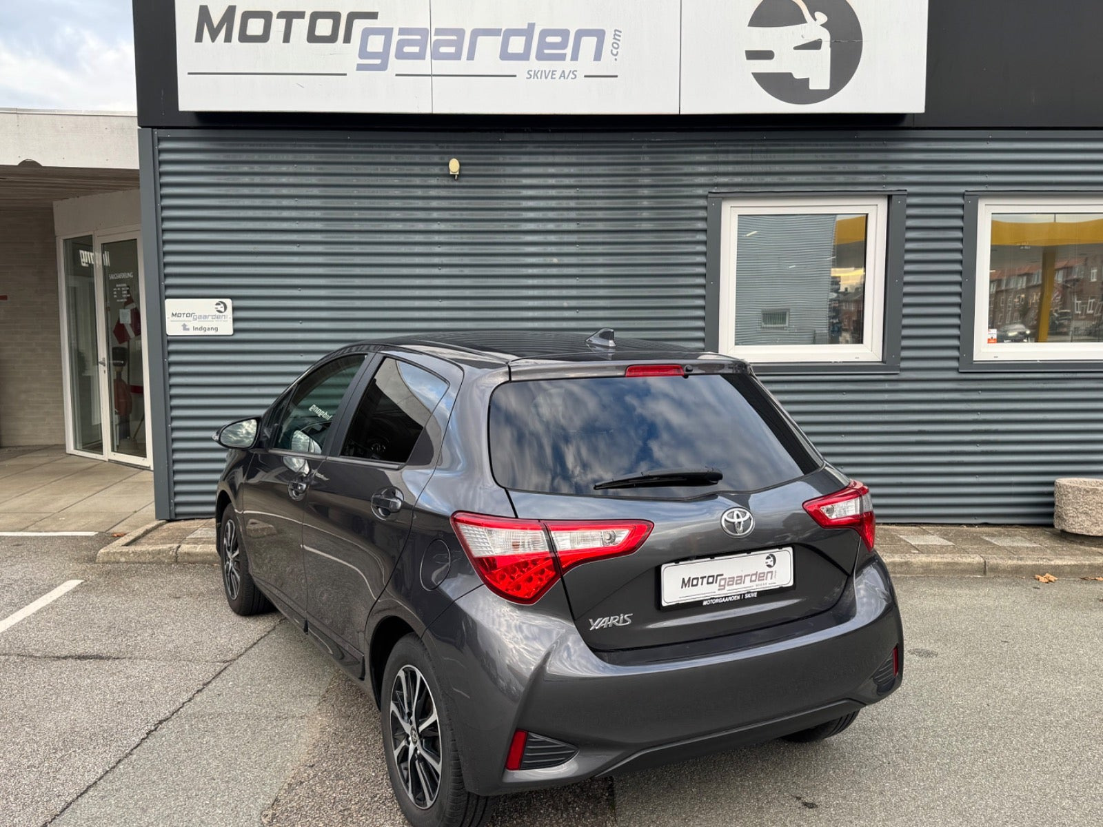 Grå Toyota Yaris fra 2020