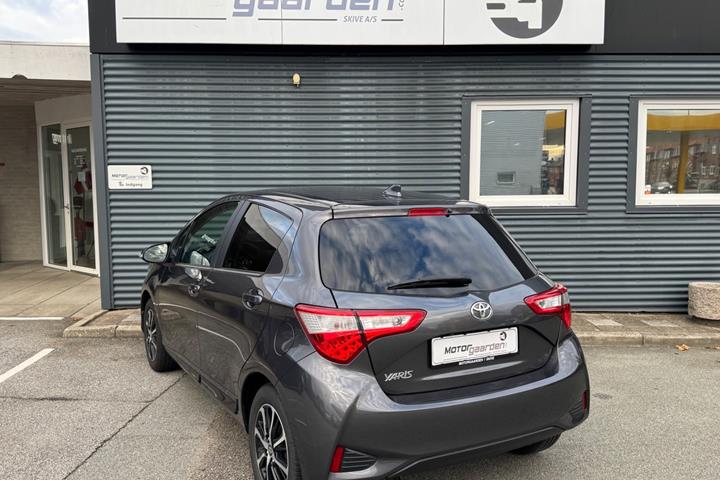 Grå Toyota Yaris fra 2020