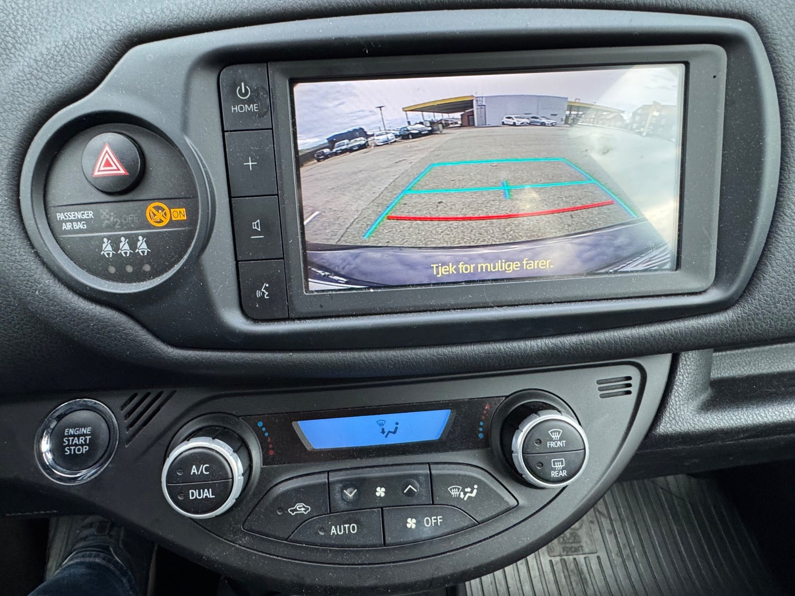 Grå Toyota Yaris fra 2020