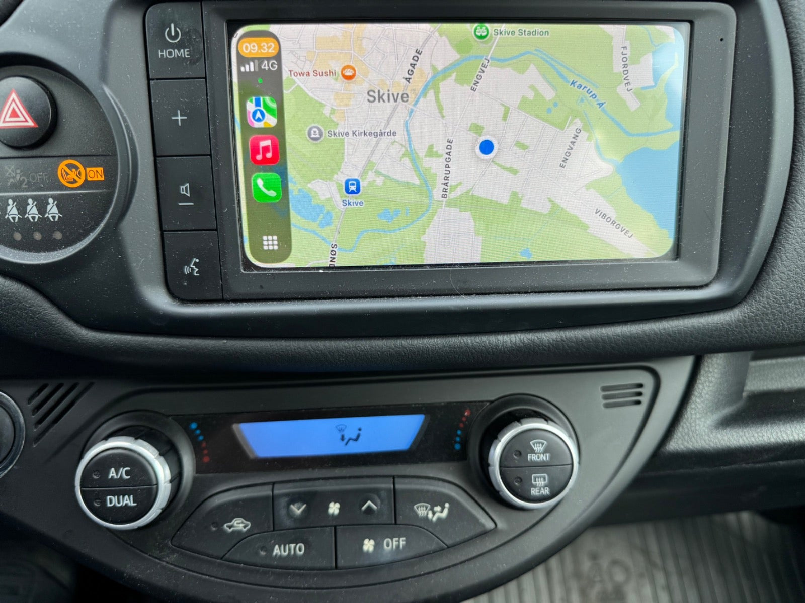 Grå Toyota Yaris fra 2020