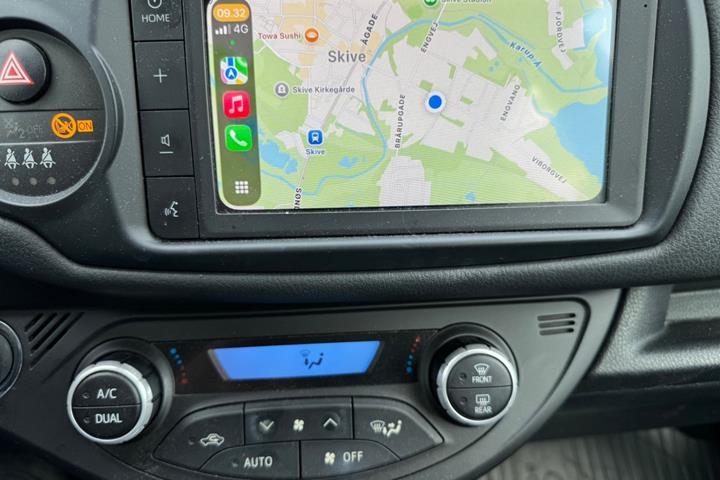 Grå Toyota Yaris fra 2020