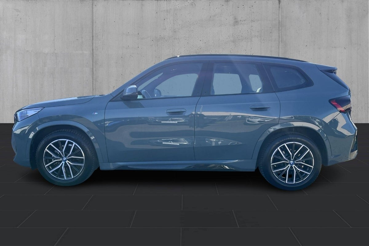 Grøn BMW iX1 fra 2024