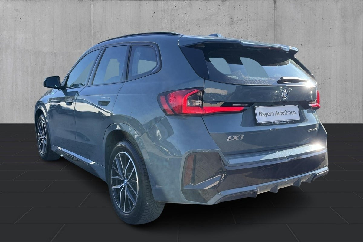 Grøn BMW iX1 fra 2024