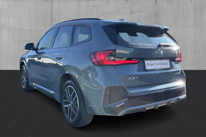 Grøn BMW iX1 fra 2024