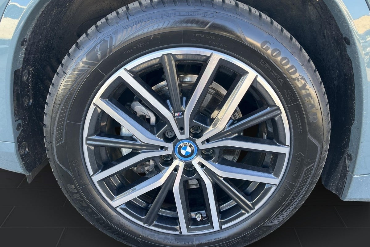 Grøn BMW iX1 fra 2024