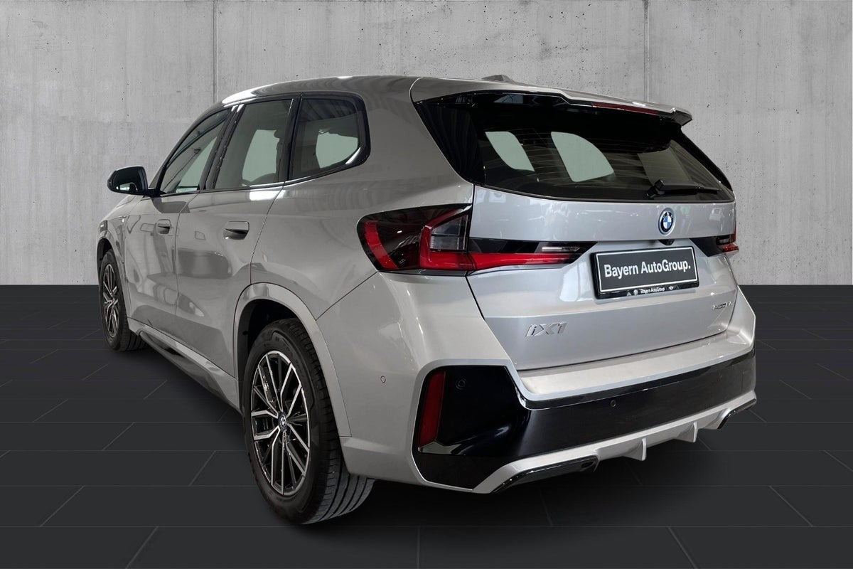 Sølv BMW iX1 fra 2025