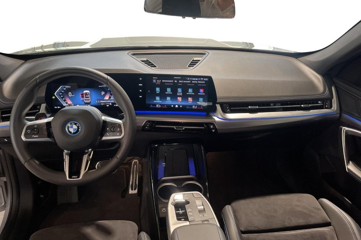 Sølv BMW iX1 fra 2025