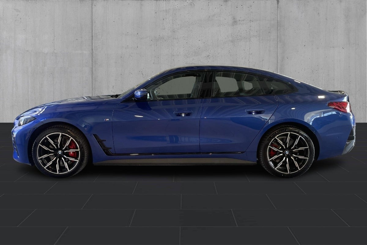 Blå BMW i4 fra 2026