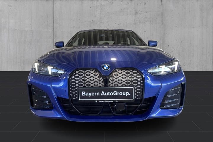 Blå BMW i4 fra 2026