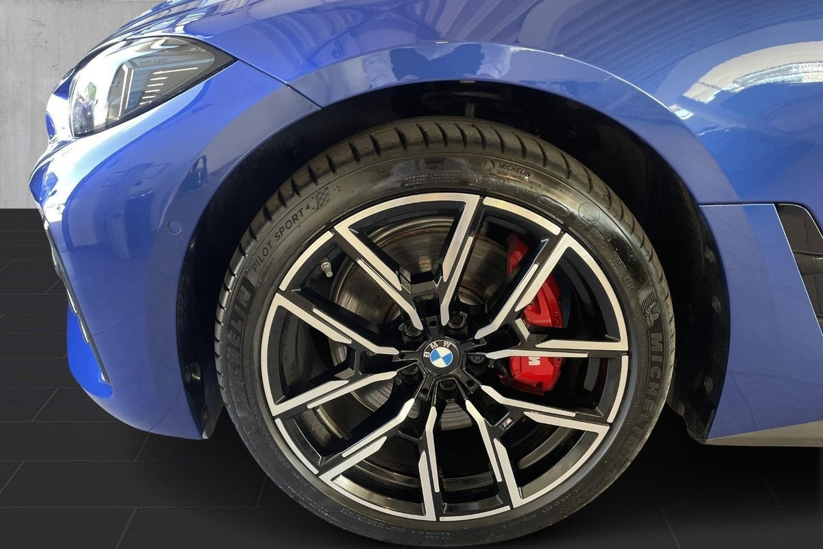 Blå BMW i4 fra 2026