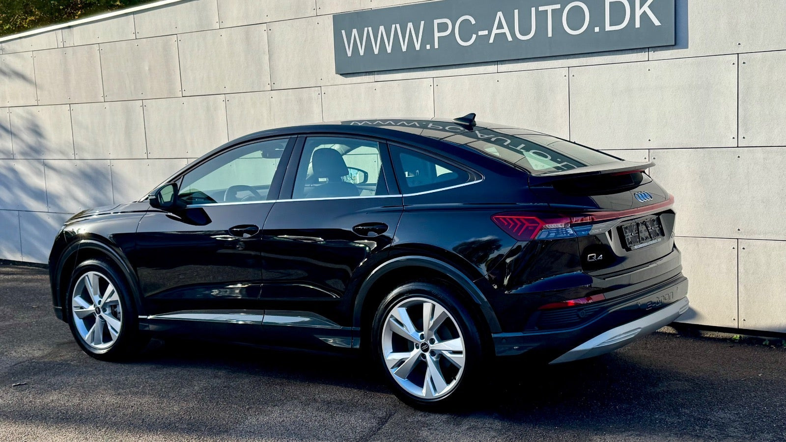 Grå Audi Q4 e-tron fra 2025