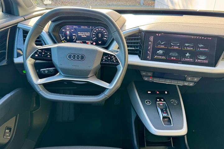 Grå Audi Q4 e-tron fra 2025