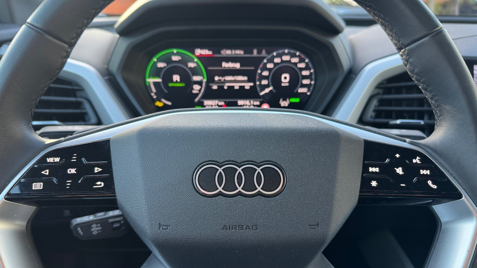 Grå Audi Q4 e-tron fra 2025