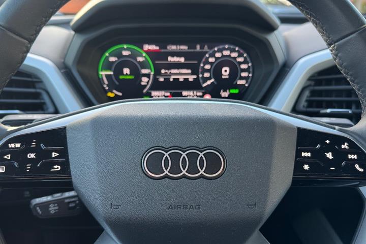 Grå Audi Q4 e-tron fra 2025