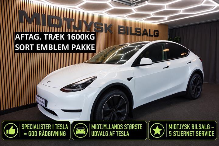 Hvid Tesla Model Y fra 2023